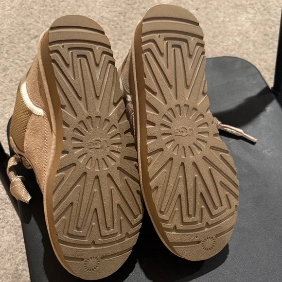 UGG women’s tan boots  Plaid Laces - Picture 5 of 5